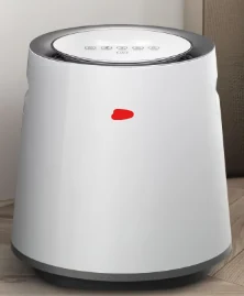 가습기를 위에서 비스듬히 본 모습. 둥근 흰색 본체 위쪽에 검은 띠 모양의 조작부가 있고 버튼이 가로로 늘어서 있습니다. 앞면에 작은 표시등이 켜져 있습니다